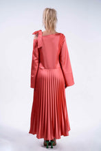Lade das Bild in den Galerie-Viewer, Plissee Dress | cape coral
